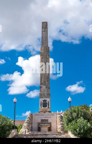 monument avec croix et lettrage à la chute espagnole, monument a los caidos, honneur a todos los que dieron su vida por espana, placa de s'esplanada, mahon, maó, minorque, iles baléares, espagne, méditerranée, europe Banque D'Images