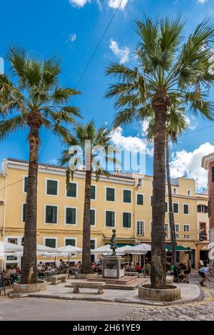 rue cafés et restaurants, placa de côlon avec la sculpture et hommage au chanteur pilar alonso, 1897-1980, sculpteur francesc vila, vieille ville, mahon, mao, minorque, espagne, europe Banque D'Images