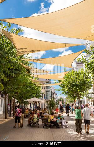 le soleil se trouve au-dessus des cafés de la rue, la vieille ville, mahon,maó,minorque,iles baléares,espagne,méditerranée,europe Banque D'Images