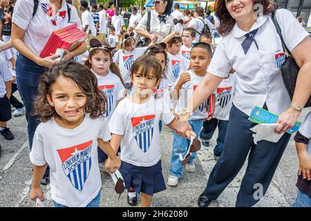 Miami Florida, étudiants hispaniques filles enfants garçons enfants jardin d'enfants, école privée uniforme Lincoln Marti Schools classe voyage enseignant Banque D'Images