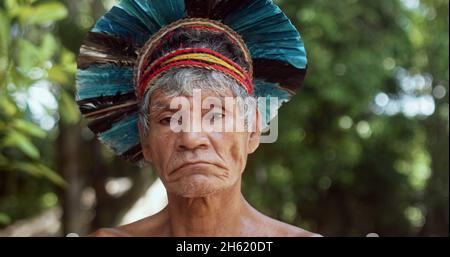 Indien de la tribu Pataxó, avec plume de headaddress.Indien brésilien. Banque D'Images