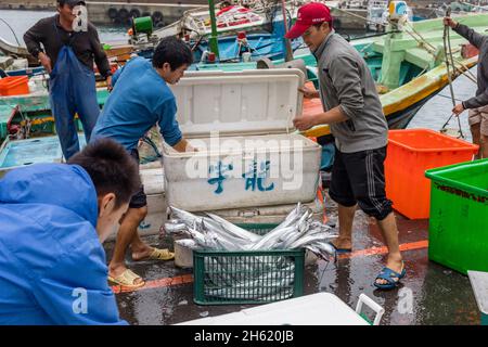 pêcheurs avec des marchandises dans le port de heping Banque D'Images