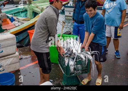 pêcheurs avec des marchandises dans le port de heping Banque D'Images