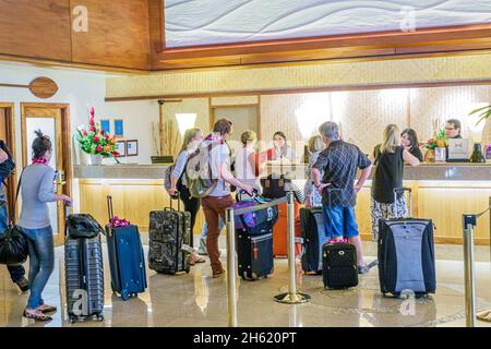 Honolulu Hawaii, Waikiki Beach, Kuhio Avenue, Hilton, réception de l'hôtel, réservations à la réception, enregistrement de la file d'attente des clients bagages Banque D'Images