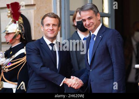 Paris, France.12 novembre 2021.Le président français Emmanuel Macron accueille le Premier ministre grec Kyriakos Mitsotakis avant la conférence internationale sur la Libye à la Maison de la Chimie à Paris le 12 novembre 2021.Photo de Raphael Lafargue/ABACAPRESS.COM crédit: Abaca Press/Alay Live News Banque D'Images