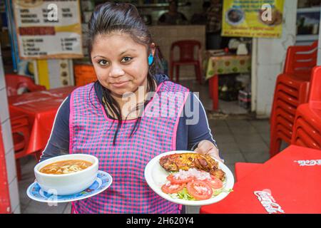 Cancun Mexique, Mexicain, Mercado 23, femme hispanique, serveuse serveur employé de restaurant servant soupe salade poulet rôti Banque D'Images