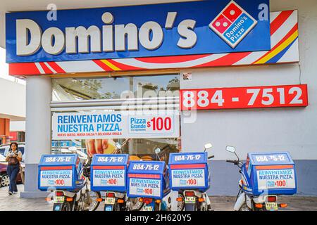 Cancun Mexique,Mexicain,Avenida Coba,Domino's Pizza entreprise globale pizzeria, livraison à domicile motos espagnol Anglais langue bilingue logo Banque D'Images