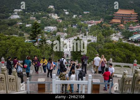 vue depuis le bouddha tian de ngong ping village, lantau, la plus grande île-barrière de hong kong Banque D'Images