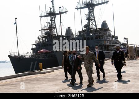 Reportage : le secrétaire à la Défense, M. Mark Esper, visite l'activité de soutien naval à Bahreïn, le 28 octobre 2020. Banque D'Images