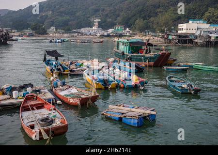 bateaux de pêche traditionnels dans le port, village de pêche de tai o, lantau Banque D'Images