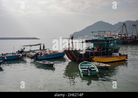 bateaux de pêche traditionnels dans le port, village de pêche de tai o, lantau Banque D'Images