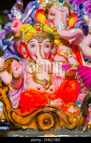 Petites statues colorées de Dieu Ganesha éléphant pour célébrer le Festival hindou Ganesha Chaturthi en Inde. Figure religieuse Banque D'Images