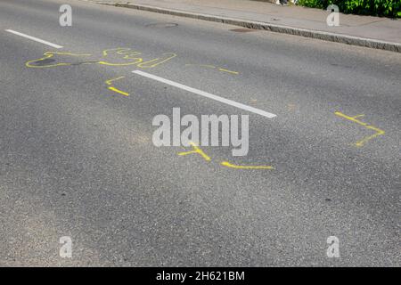 accident de moto sur une voie de circulation, marque de craie sur la route Banque D'Images