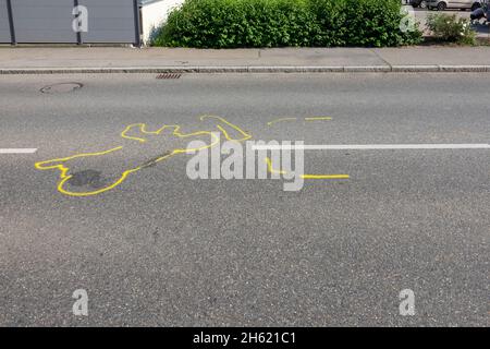 accident de moto sur une voie de circulation, marque de craie sur la route Banque D'Images