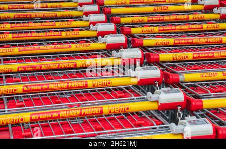 branche de la société netto à schwabmünchen avec des chariots à provisions empilés Banque D'Images