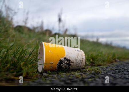 gros plan de la tasse de café tombée du côté de la route Banque D'Images