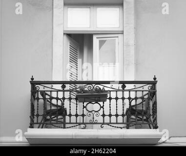 Balcon colonial du bâtiment du centre-ville de Vegueta dans la Grande Canarie.Petite terrasse sur façade avec pot en argile, deux chaises et une table à Las Palmas Banque D'Images