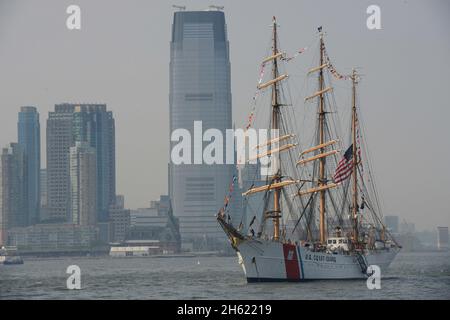 Reportage : le U.S. Coast Guard Cutter Eagle est vu à New York, N.Y., le 12 juin 2015.Le navire est une plate-forme d'entraînement pour les cadets de l'Académie de la Garde côtière et est ouvert aux visites publiques lors de divers appels au port. Banque D'Images