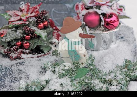 décoration de noël avec bougie et bonhomme de neige à l'extérieur, couvert de neige Banque D'Images