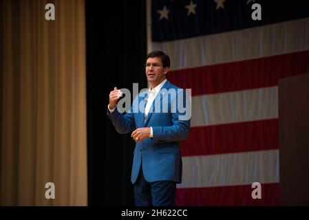 Reportage : le secrétaire américain à la Défense, Mark T. Esper, accueille une mairie à la base navale de Norfolk, en Virginie, le 25 septembre 2019. Banque D'Images