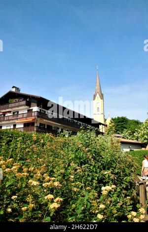 vue sur la ville avec église paroissiale st sixtus en arrière-plan,schliersee,haute-bavière,bavière,allemagne Banque D'Images