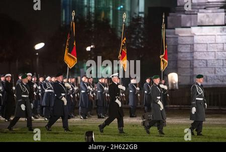 Berlin, Allemagne.12 novembre 2021.Les porteurs de drapeaux se tiennent à l'engagement cérémonial d'environ 400 recrues de la Bundeswehr sur la place de la République, devant le bâtiment du Reichstag.Devant les invités de la politique et de la société, les soldats s'engagent à "servir fidèlement la République fédérale d'Allemagne et à défendre courageusement la loi et la liberté du peuple allemand".Avec cette cérémonie annuelle, le jour de fondation de la Bundeswehr, la Bundeswehr veut montrer sa compréhension de la tradition.Credit: Bernd von Jutrczenka/dpa/Alamy Live News Banque D'Images