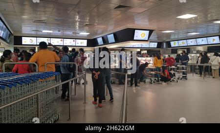 Mumbai, Maharashtra, Inde, novembre 11 2021: Les gens font la queue devant le restaurant Mumbai Ikea pour commander de la nourriture.Les clients reviennent en grand nombre Banque D'Images