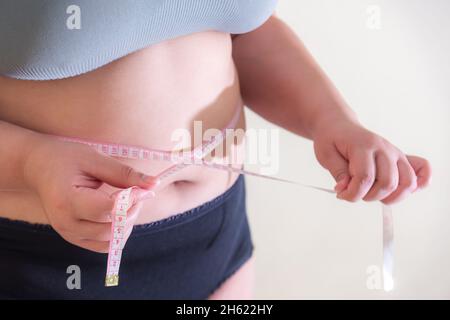 Les femmes de gras., les femmes de ventre en surpoids, de façonner le muscle sain d'estomac, et le mode de vie de régime, pour réduire le concept de ventre. Banque D'Images