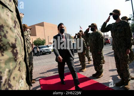 Reportage : le secrétaire à la Défense, M. Mark Esper, arrive à l'activité de soutien naval de Bahreïn, le 28 octobre 2020. Banque D'Images