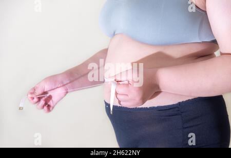 Les femmes de gras., les femmes de ventre en surpoids, de façonner le muscle sain d'estomac, et le mode de vie de régime, pour réduire le concept de ventre. Banque D'Images
