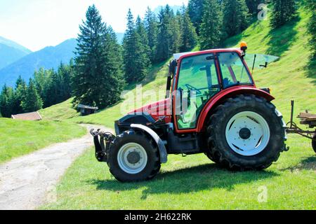 lindner geotrac 73,3300 cm–³,3 cylindres,bj.2009,tracteur pendant la récolte de foin,allemagne,bavière,haute-bavière,werdenfelser land,isar vallée,mittenwald,kranzberg,wildensee,buckelwiesen,fourgon de foin Banque D'Images