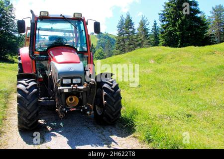 lindner geotrac 73,3300 cm–³,3 cylindres,bj.2009,tracteur pendant la récolte de foin,allemagne,bavière,haute-bavière,werdenfelser land,isar vallée,mittenwald,kranzberg,wildensee,buckelwiesen,fourgon de foin Banque D'Images