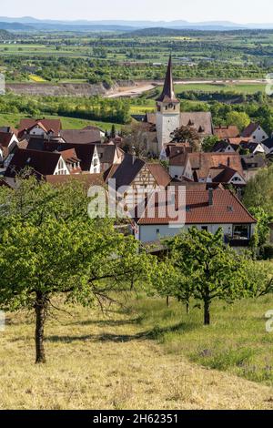 europe,allemagne,bade-wurtemberg,région de schönbuch,herrenberg,vue sur le pré de verger au centre historique de la ville de kayh avec l'église Banque D'Images