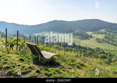 europe,allemagne,bade-wurtemberg,région de schönbuch,breitenholz,chaise longue en bois dans le vignoble avec vue sur la pente ouest boisée de schönbuch Banque D'Images