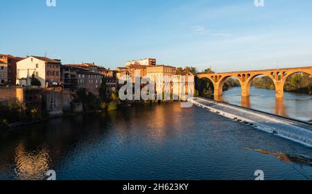 Panorama d'Albi et du Pont neuf en automne, dans le Tarn, en Occitanie, France Banque D'Images