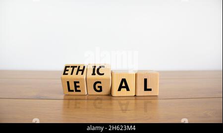 Symbole éthique ou juridique.A tourné des cubes en bois et a changé le mot 'legal' à 'Ethical' sur une belle table en bois, fond blanc.Affaires et Éh Banque D'Images