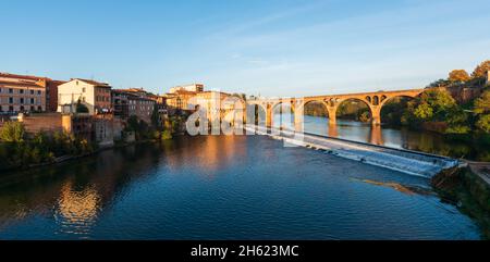 Panorama d'Albi et du Pont neuf en automne, dans le Tarn, en Occitanie, France Banque D'Images