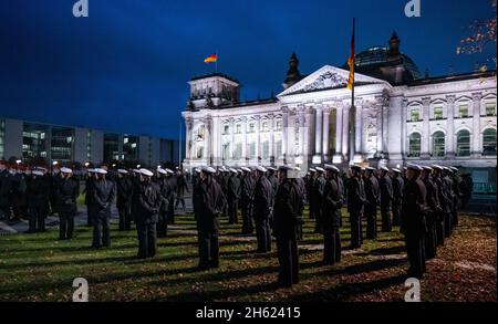 Berlin, Allemagne.12 novembre 2021.Les recrues se tiennent devant le bâtiment du Reichstag sur la place de la République lors d'un engagement cérémonial d'environ 400 recrues de la Bundeswehr.Devant les invités de la politique et de la société, les soldats s'engagent à "servir fidèlement la République fédérale d'Allemagne et à défendre courageusement la loi et la liberté du peuple allemand".Avec cette cérémonie annuelle, le jour de fondation de la Bundeswehr, la Bundeswehr veut montrer sa compréhension de la tradition.Credit: Bernd von Jutrczenka/dpa/Alamy Live News Banque D'Images