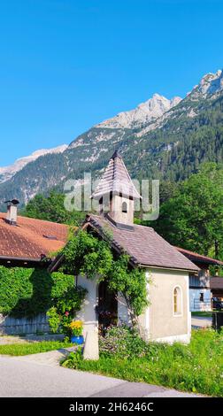 petite chapelle à côté d'une ferme dans la vallée tyrolienne de leutasch Banque D'Images