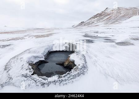 le champ géothermique de l'hverir en hiver. Banque D'Images