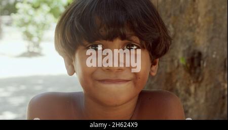 Jeune Indien de la tribu Pataxo du sud de Bahia. Enfant indien regardant à droite. Concentrez-vous sur le visage Banque D'Images