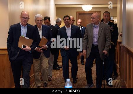 Reportage : le secrétaire à la Défense, Mark Esper, se dirige vers un événement avec le sénateur Mitch McConnell au University Club de l'Université de Louisville, Louisville, Kentucky, le 4 octobre 2019. Banque D'Images