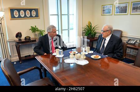 Le secrétaire à la Défense, Chuck Hagel, rencontre l'ambassadeur Lakhdar Brahimi, représentant spécial conjoint de la Ligue arabe et des Nations Unies pour la Syrie, le 29 avril 2013 Banque D'Images