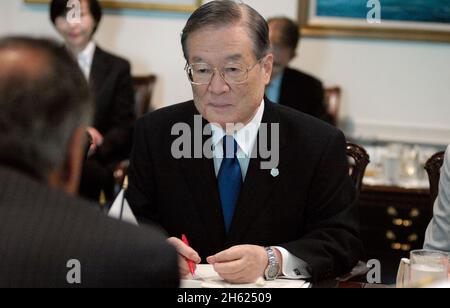 Le ministre de la Défense du Japon, Satoshi Morimoto, écoute le secrétaire à la Défense, Leon E. Panetta, lors d'une réunion au Pentagone le 3 août 2012 Banque D'Images