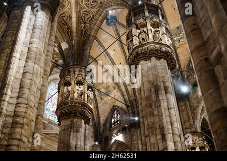 Hautes colonnes sculptées sous le plafond voûté du Duomo.Italie, Milan Banque D'Images