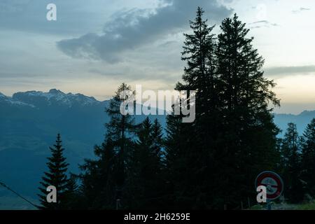 Gaflei, Liechtenstein, 20 juin 2021 vue sur les alpes juste après le coucher du soleil avec un ciel coloré Banque D'Images