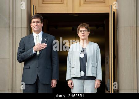 Reportage : le Secrétaire américain à la Défense, Mark T. Esper, accueille le ministre allemand de la Défense, Annegret Kramp-Karrenbauer, pour un cordon d'honneur et une réunion bilatérale, au Pentagone, Washington, D.C., le 23 septembre,2019. Banque D'Images