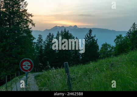 Gaflei, Liechtenstein, 20 juin 2021 vue sur les alpes juste après le coucher du soleil avec un ciel coloré Banque D'Images