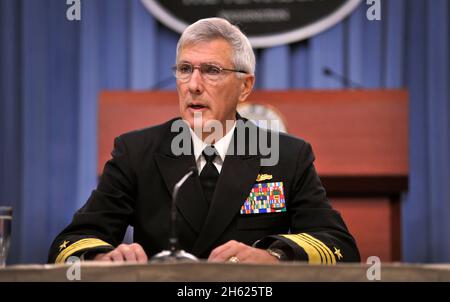 ADM.Samuel J. Locklear III, commandant du Commandement du Pacifique des États-Unis, informe les médias sur les questions de sécurité en Asie dans la salle de presse du Pentagone, le 6 décembre 2012. Banque D'Images