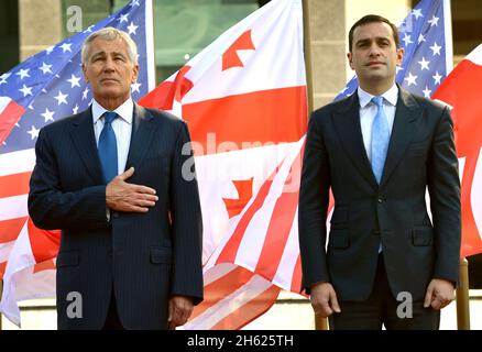 Chuck Hagel et le ministre géorgien de la Défense Irakli Alasania se réunissent alors que les hymnes nationaux des États-Unis et de la Géorgie se jouent lors d'une cérémonie le 7 septembre 2014 Banque D'Images